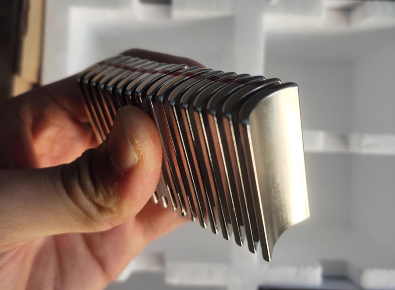 稀土钕铁硼弧形分段磁铁