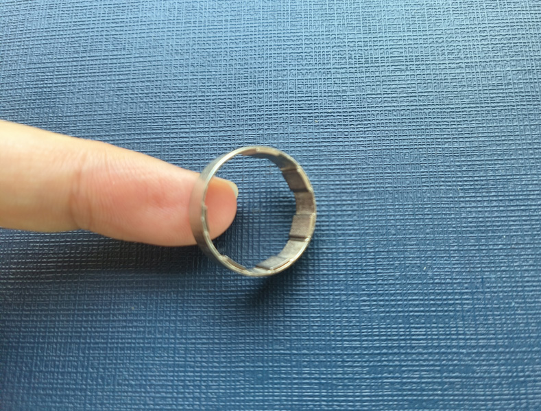 加热一块磁铁，磁铁的磁场会如何变化？